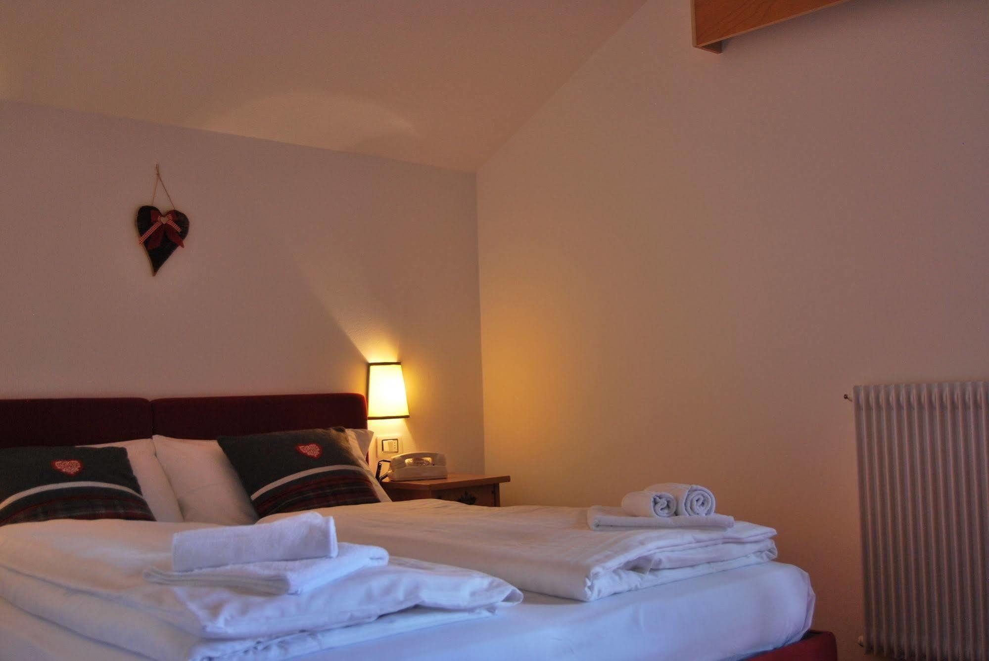 Hotel Alla Rocca Varena Dış mekan fotoğraf